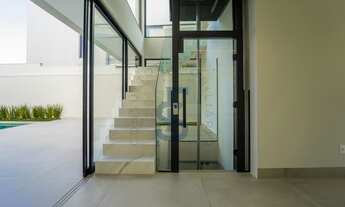 Imagem 4: Sobrado em condominio na Zona Sul com móveis planejados e elevador instalado