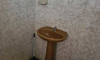 Imagem 6: Casa com 1 quarto (com armários), sala, cozinha americana (com armários), banheiro social