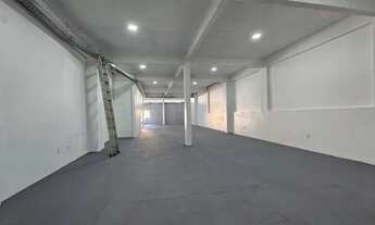 Imagem 7: Galpão no São Francisco medindo 200m2. Com duas salas de escritório, meses, split copa e