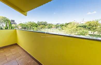 Imagem 3: Casa em frente a praça