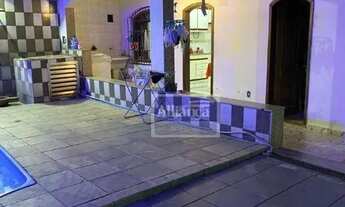 Imagem 4: Casa com 3 dormitórios, 1 suíte, edícula, piscina, churrasqueira e 6 vagas de garagem à ve