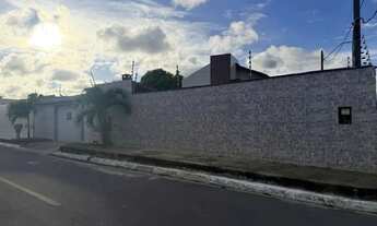 Imagem: Casa com piscina e campo de futebol a venda