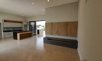 Imagem 4: Casa de condomínio térrea para venda possui 230 metros quadrados com 3 quartos