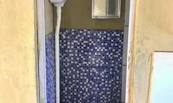 Imagem 2: Quarto com banheiro e pia próximo à estação do Gramacho