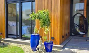 Imagem 2: Casa mobiliada e decorada com 04 suítes, sendo 02 americanas à venda no Condomínio Blue X