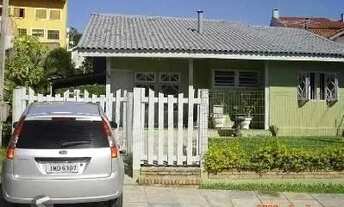 Imagem 2: Casa em Porto Alegre, no bairro Ipanema, com 3 dormitório(s), e 3 banheiros, à v