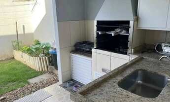 Imagem 2: Sobrado mobiliado com 3 dormitórios sendo 1 suíte e 2 vagas de garagem em Balneário Piçarr