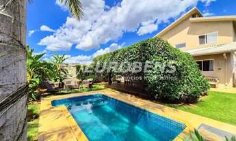 Imagem 4: Casa com atmosfera de campo, amplo jardim e integração ao verde no Recanto do Lago