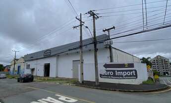 Imagem: Barracão com muito estacionamento próximo