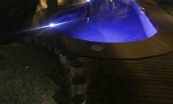 Imagem 4: Casa para aluguel e venda possui 450 metros quadrados com 4 quartos.