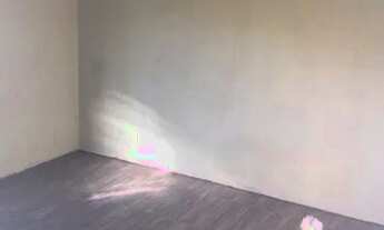 Imagem 3: Quarto com banheiro e pia próximo à estação do Gramacho