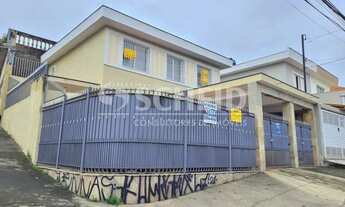 Imagem 2: Sobrado 3 dormitórios sendo 1 suíte e 4 vagas para locação na Vila Marari