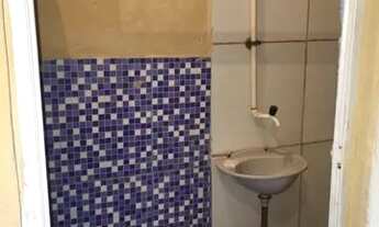 Imagem: Quarto com banheiro e pia próximo à estação