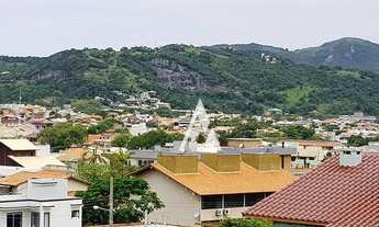 Imagem 2: Casa com três suítes, 200 m² privativos, alto padrão de construção e detalhes nos acabamen