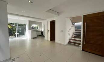 Imagem 3: Casa de condomínio sobrado para aluguel e venda possui 240 metros quadrados com 3 quartos