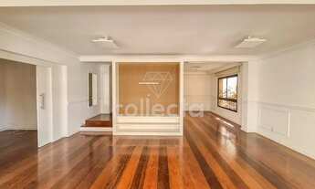 Imagem: Edifício elegante em rua prática