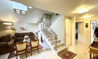 Imagem 4: Casa em esquina movimentada, 25 placas fotovoltaicas e 100% isolamento acústico