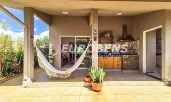 Imagem 6: Casa com atmosfera de campo, amplo jardim e integração ao verde no Recanto do Lago