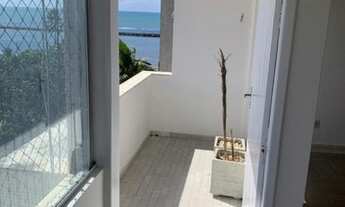 Imagem: Apartamento na beira de casa caiada, com