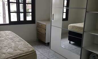 Imagem: Alugo quitinete (Lê anúncio