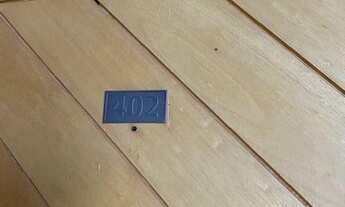 Imagem 2: Apto de frente semi mobiliado, com sala de jantar completa, painel para TV, sacada fechada