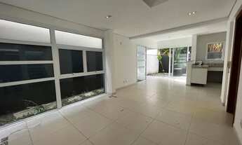 Imagem 4: Casa de condomínio sobrado para aluguel e venda possui 240 metros quadrados com 3 quartos