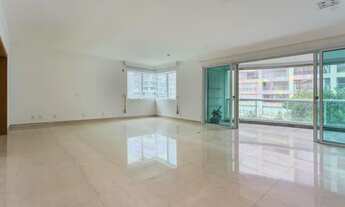 Imagem: Apartamento de 500m² com 4 suítes sendo