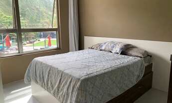 Imagem: Quarto em condomínio com piscina