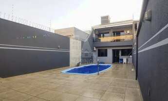 Imagem: Sobrado com piscina à poucos metros da