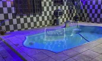 Imagem 2: Casa com 3 dormitórios, 1 suíte, edícula, piscina, churrasqueira e 6 vagas de garagem à ve