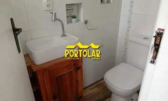 Imagem 4: Casa, em piso superior (segundo pavimento), com dois dormitórios, sala com lareira, sacada