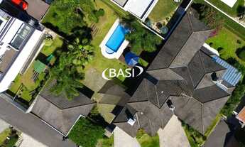 Imagem 6: Casa em condomínio com terreno amplo e piscina