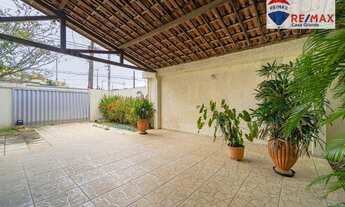 Imagem 5: Desfrute de espaço e arborização dessa linda casa em Capim Macio