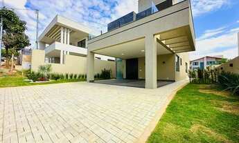 Imagem 4: Mansão com 4 Quartos, 3 Suítes com Closet e Varanda, Piscina e 4 Vagas em Vespasiano