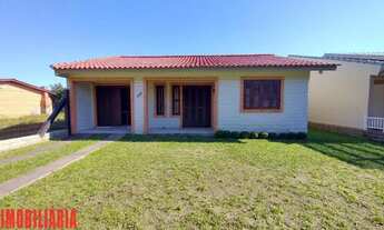 Imagem 4: Belíssima residência com piscina a poucos metros do mar !! REF: M 1044