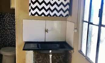 Imagem 4: Quarto com banheiro e pia próximo à estação do Gramacho