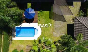 Imagem: Casa em condomínio com terreno amplo e