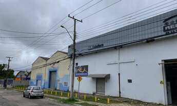 Imagem 2: Barracão com muito estacionamento próximo à Linha Verde