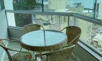 Imagem 7: Apto de frente semi mobiliado, com sala de jantar completa, painel para TV, sacada fechada