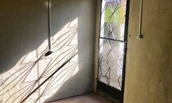 Imagem 5: Quarto com banheiro e pia próximo à estação do Gramacho