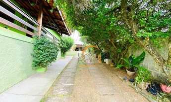 Imagem 7: Que tal uma casa grande com varanda e muito verde?