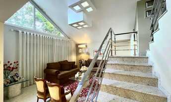 Imagem 5: Casa em esquina movimentada, 25 placas fotovoltaicas e 100% isolamento acústico