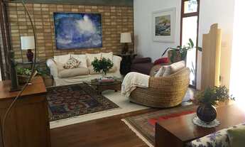 Imagem: Casa na Cidade Jardim em rua fechada com