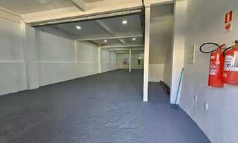 Imagem 3: Galpão no São Francisco medindo 200m2. Com duas salas de escritório, meses, split copa e