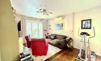 Imagem 7: Casa em esquina movimentada, 25 placas fotovoltaicas e 100% isolamento acústico