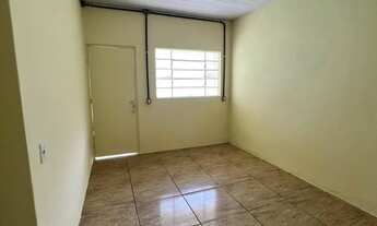 Imagem 2: Alugo casa térrea com 2 quartos, sala, cozinha, 1 banheiro, lavanderia e 2 vagas de garage