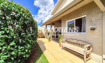 Imagem 5: Casa com atmosfera de campo, amplo jardim e integração ao verde no Recanto do Lago