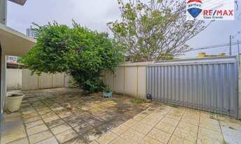 Imagem 2: Desfrute de espaço e arborização dessa linda casa em Capim Macio
