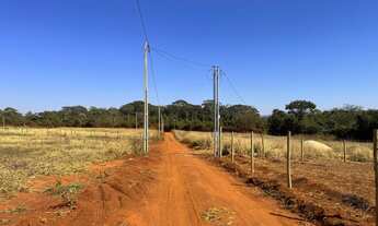 Imagem 2: Chácara para venda possui 1000 metros quadrados próxima a Goiânia em Nova Veneza com ener