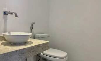 Imagem 2: O apartamento duplex, completamente reformado (sem uso após a reforma) está localizado a u